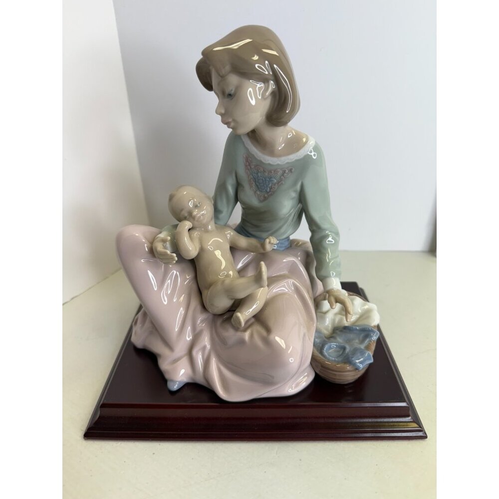 LLADRO FIGURINE DRESSING THE BABY Excellent Original Box Mother Baby w/ Stand